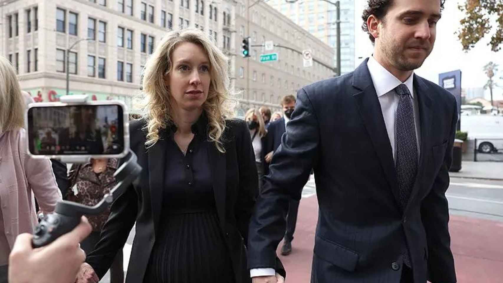 Elizabeth Holmes junto a su marido, Billy Evans, llegando al juzgado, en 2022.