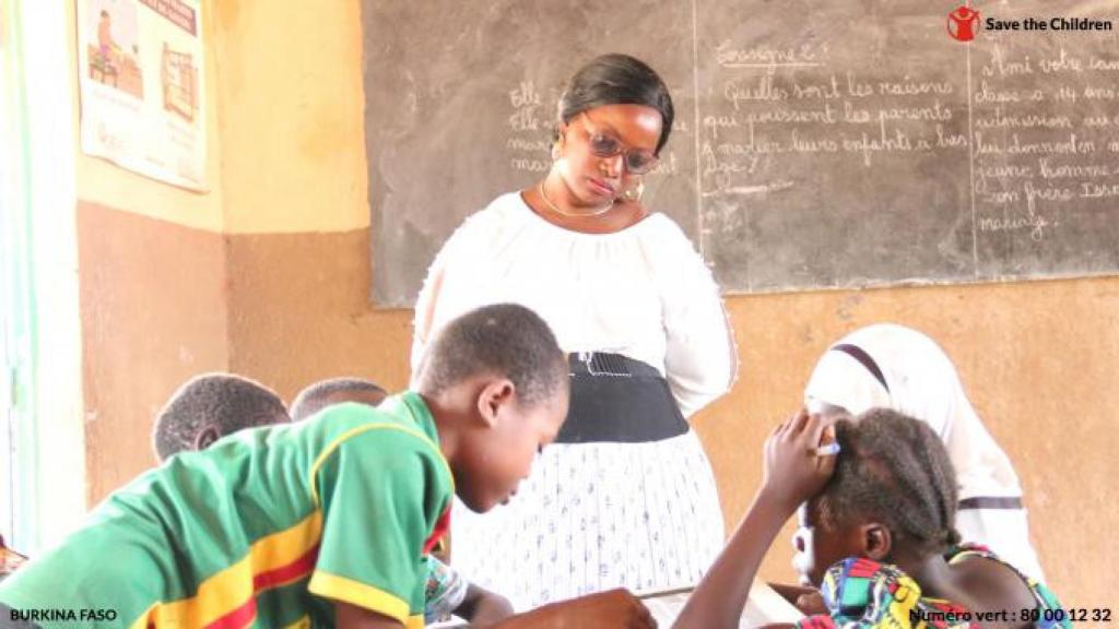 Niños de Boussouma y Korsimoro estudiando en una escuela de Burkina Faso.