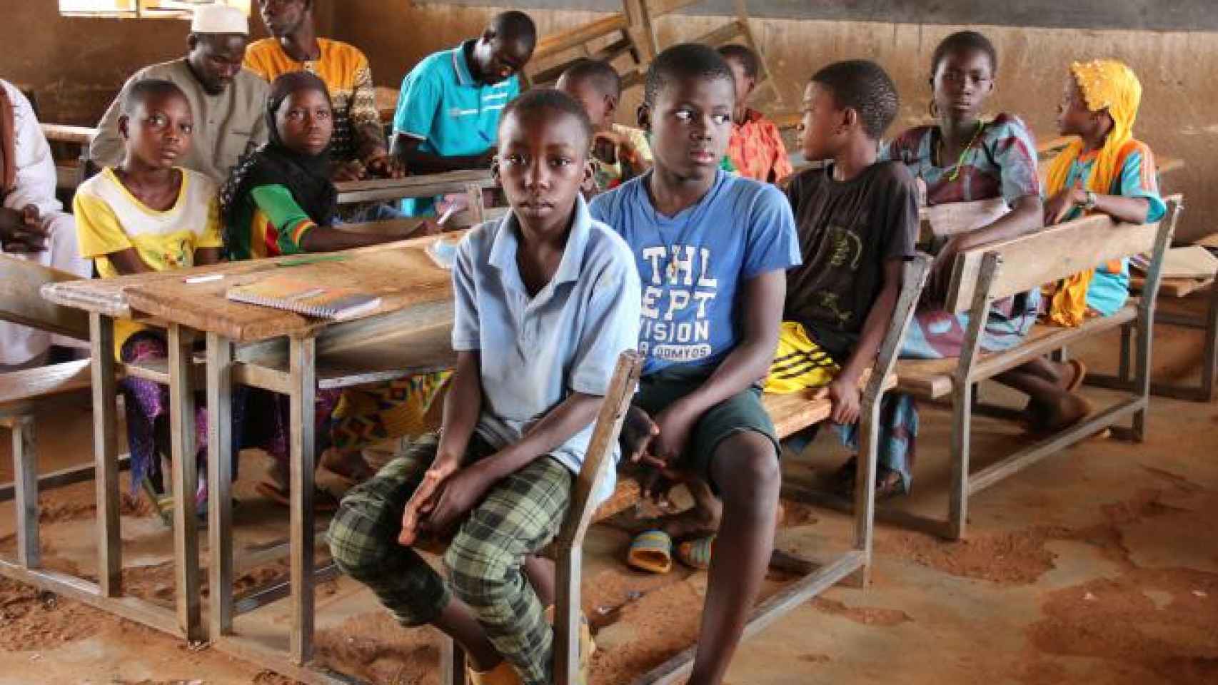 Un grupo de niños acude a una clase en Burkina Faso.