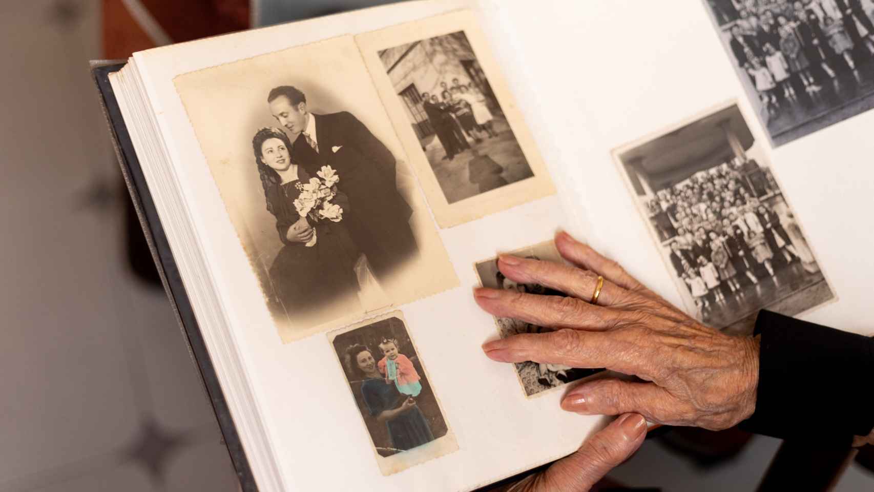Maricuela enseña su álbum de fotos, abierto por una página en la que sale junto a su marido (arriba) y a su hija (abajo)..