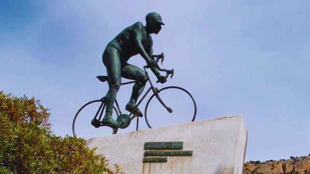 Roban la escultura del ciclista del Xorret del Catí en Castalla