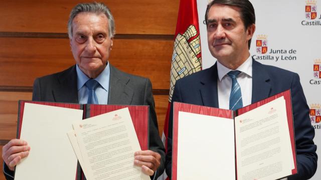 El consejero de Medio Ambiente, Vivienda y Ordenación del Territorio, Juan Carlos Suárez-Quiñones, firma con el presidente del Consejo General de las Cámaras de la Propiedad Urbana de Castilla y León, Ángel Merino, un convenio para la implantación de oficinas de información antiocupación en Castilla y León.