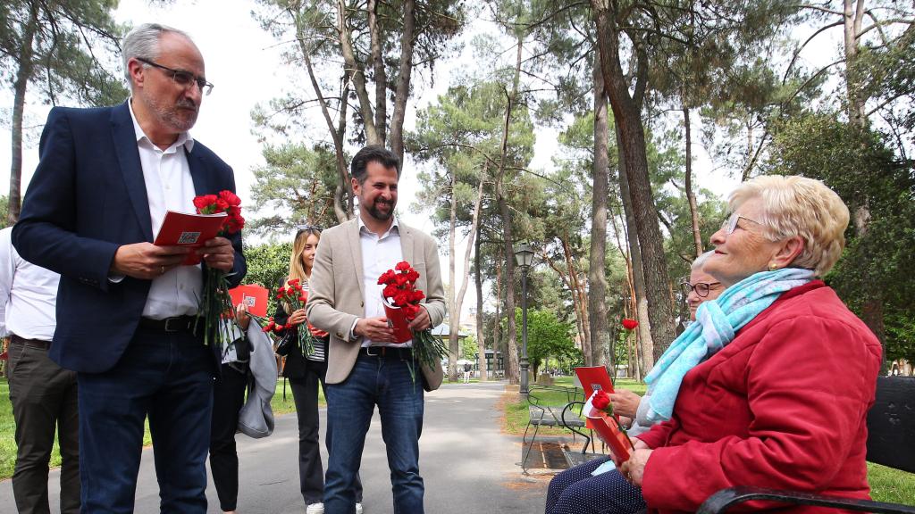 El secretario general del Partido Socialista de Castilla y León, Luis Tudanca (C), junto al candidato del partido a la alcaldía de Ponferrada, Olegario Ramón (I), durante su visita por las calles de la ciudad