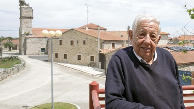Arturo de Inés, alcalde y candidato de Villaseco de los Reyes, posa a sus 90 años