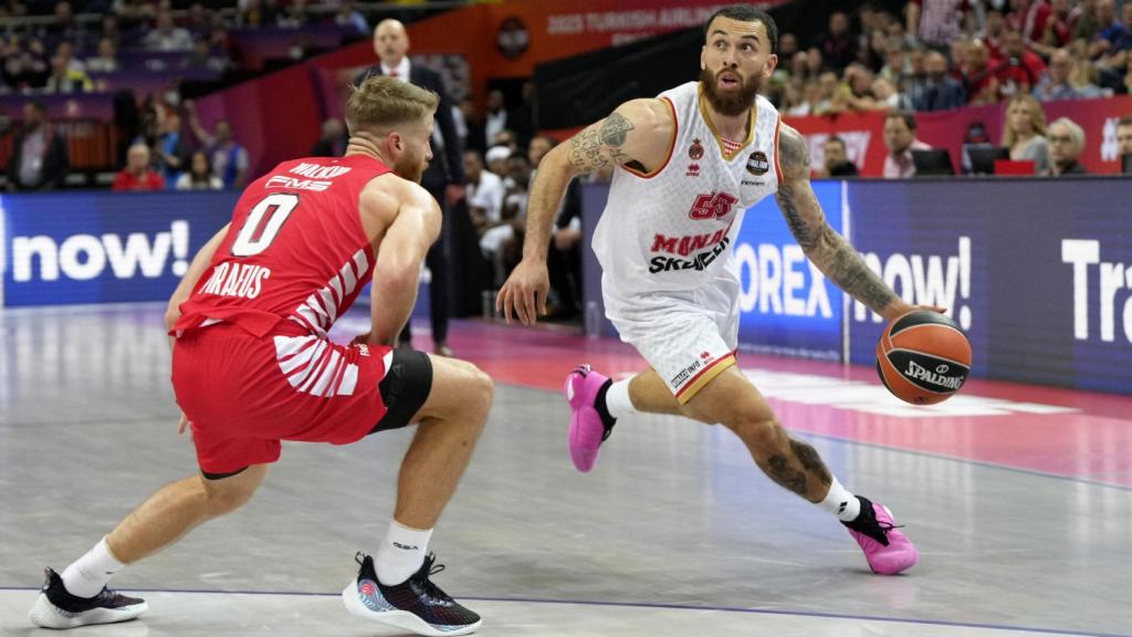 James contra Walkup en la primera semifinal de la Euroliga.