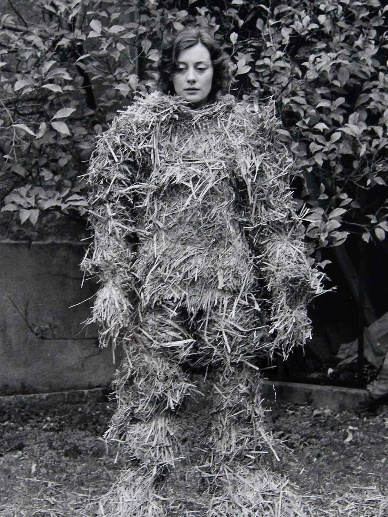 Fina Miralles: ‘Relaciones. Relación del cuerpo con elementos naturales. El cuerpo cubierto de paja’ (detalle), 1975 © Fina Miralles. Colección MACBA
