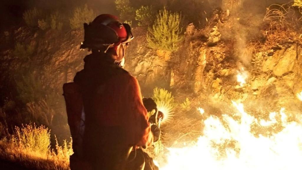 Un efectivo de la UME en el incendio de Las Hurdes.