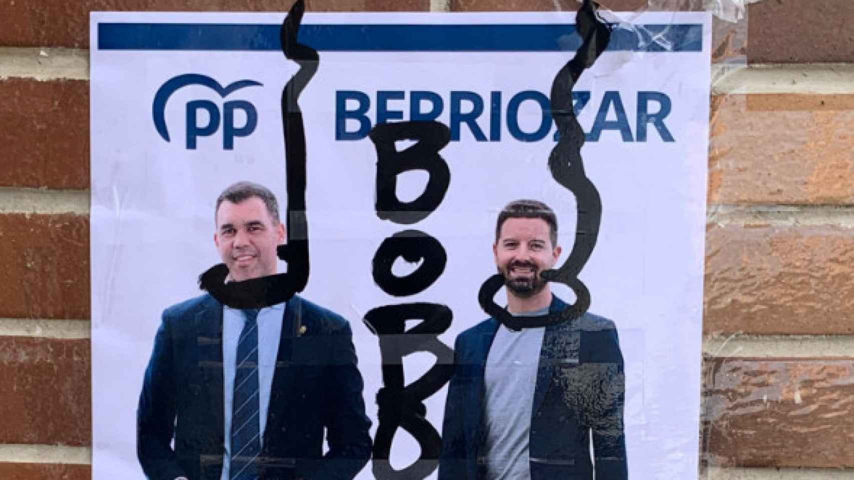 Imagen del cartel electoral del PP vandalizado.