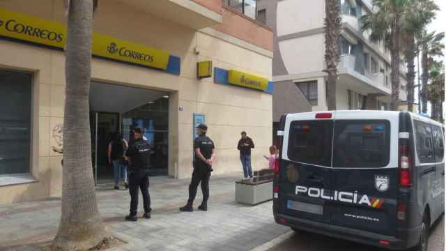 Agentes de la Policía Nacional custodian la oficina de Correos de Melilla.