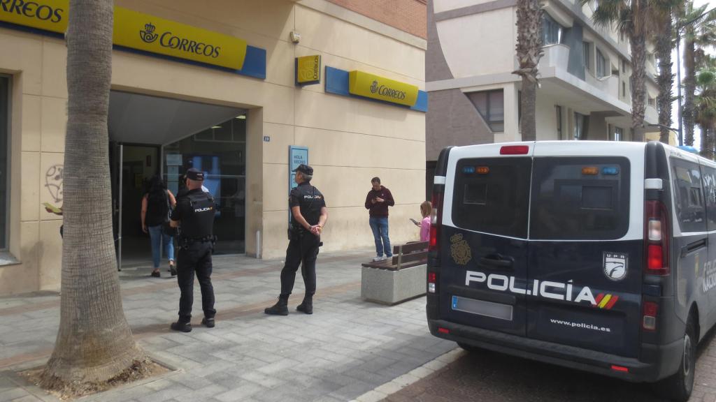 Agentes de la Policía Nacional custodian la oficina de Correos de Melilla.