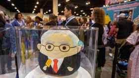 Un muñeco de Warren Buffett en la junta anual de Berkshire Hathaway en Omaha, Nebraska (Estados Unidos).