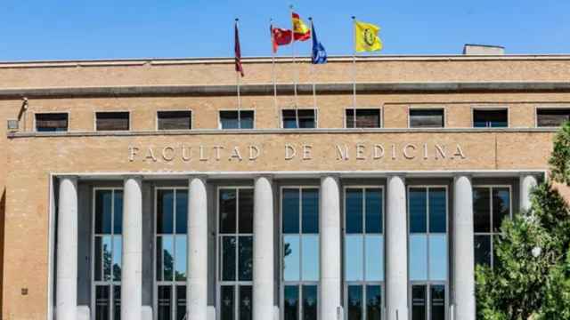 Fachada de la Facultad de Medicina de la Universidad Complutense de Madrid.