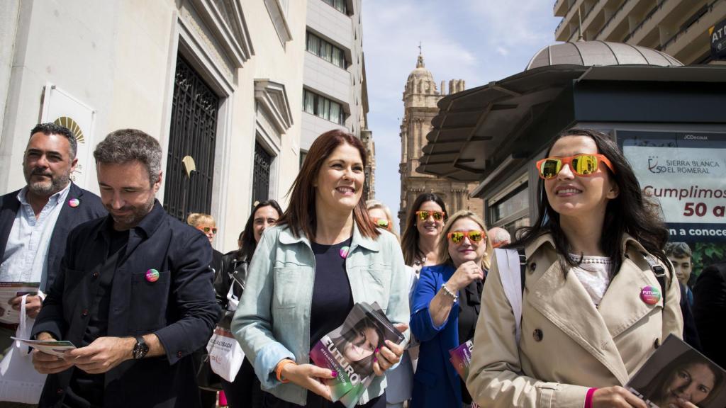 Imagen del paseo por el Centro para repartir merchandising electoral.