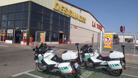 Entrada de Desguaces La Torre con las motos de la Guardia Civil de Tráfico.