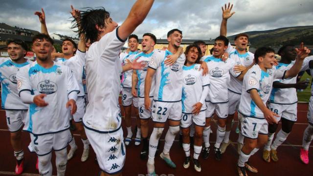 Los jugadores del Fabril recibirán el trofeo que le acredita como campeón en la previa del partido entre Deportivo y Algeciras