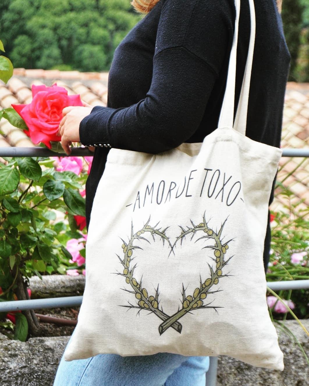 Totebag y camiseta con el diseño Amor de toxo (Cedidas).