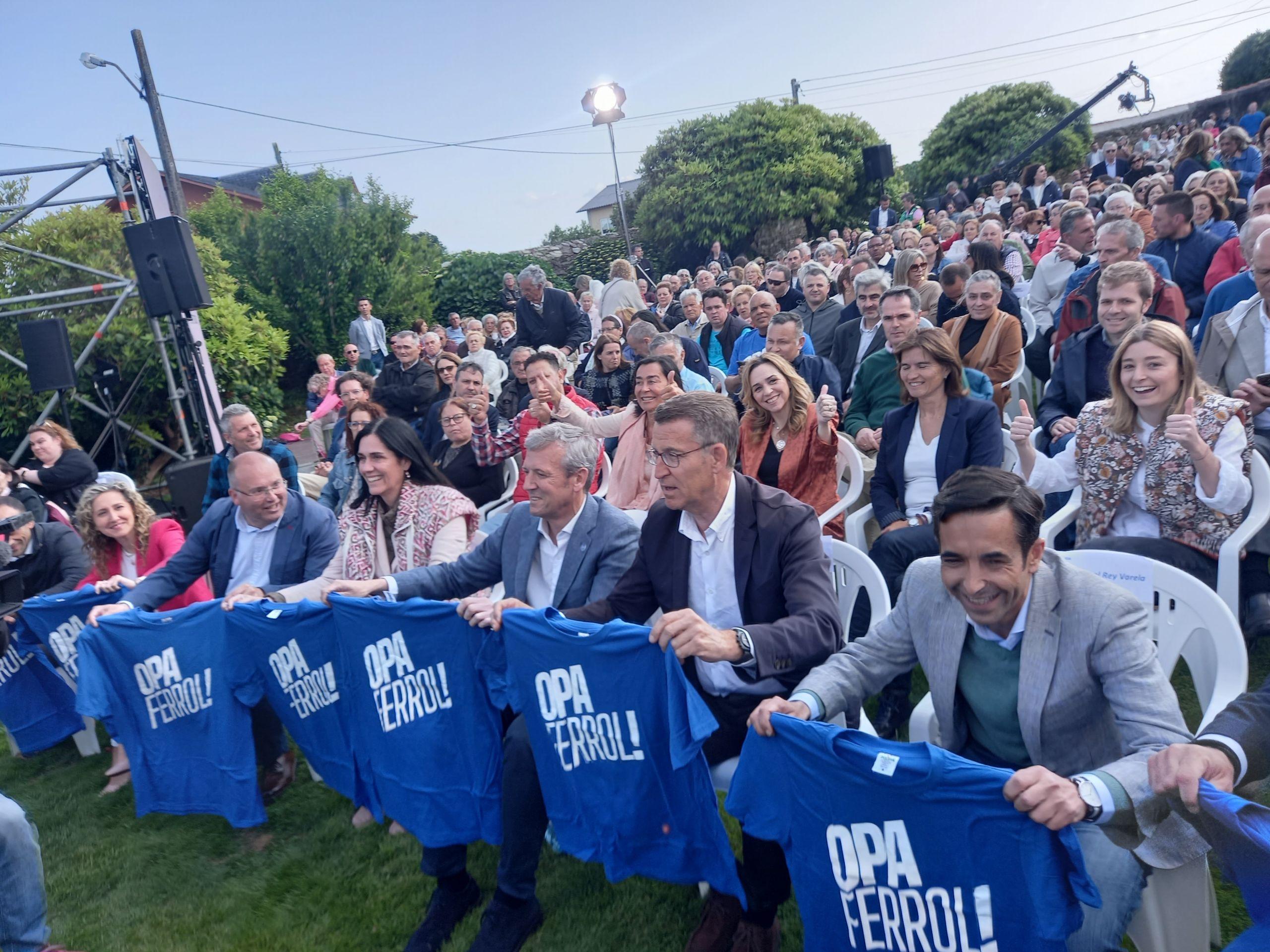 Los populares posando con camisetas con el lema de campaña. Imagen: Quincemil