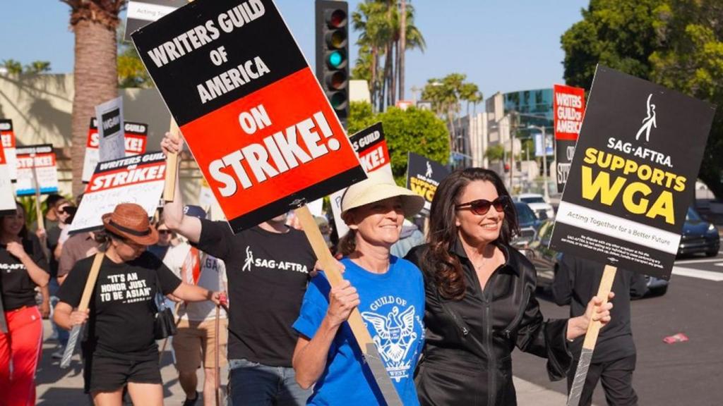 Fran Drescher en una manifestación de la huelga de guionistas