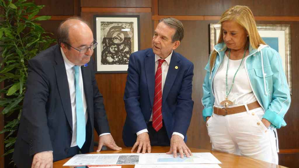 El ministro de Cultura, Miguel Iceta, junto a Abel Caballero y Carmela Silva, el 19 de mayo de 2023.