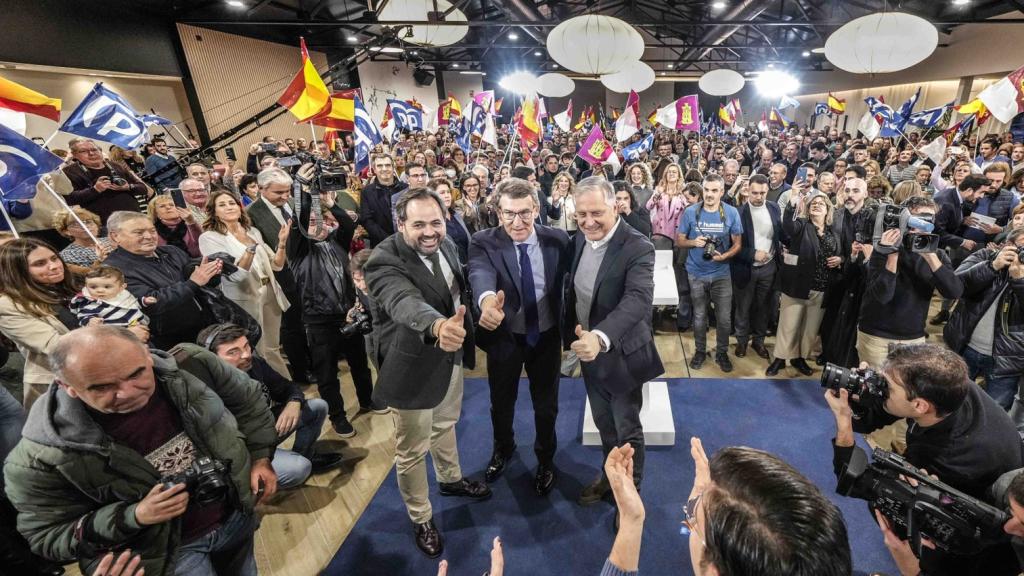 Paco Cañizares junto a Paco Núñez y Alberto Núñez Feijóo en Ciudad Real. Foto: Twitter @NunezFeijoo.