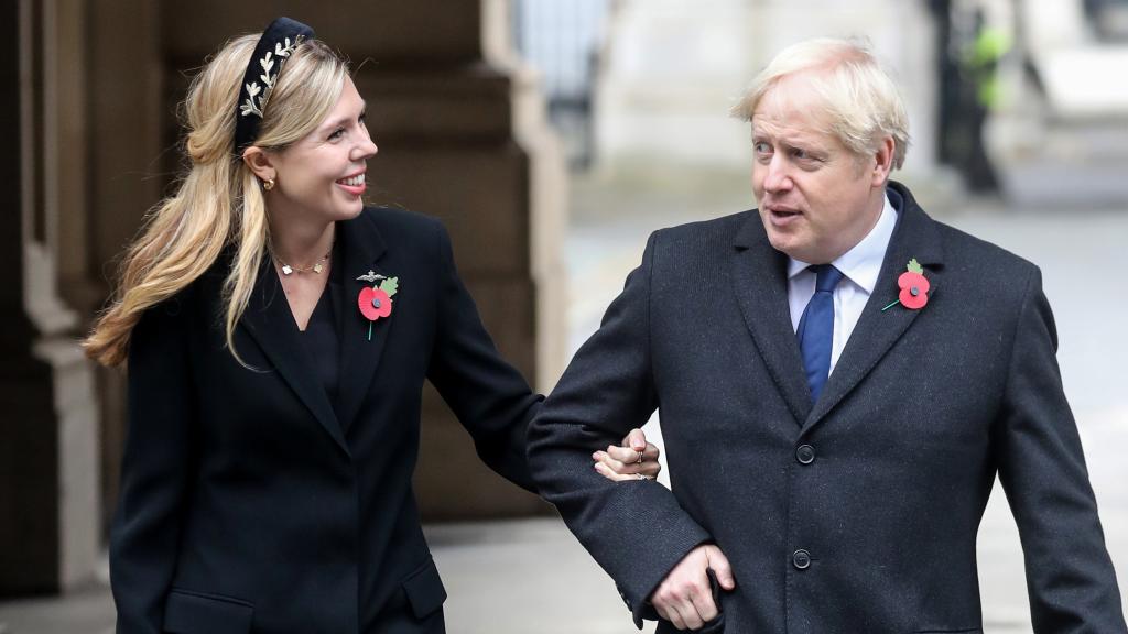 La pareja caminando por las calles de Londres, en noviembre de 2020.