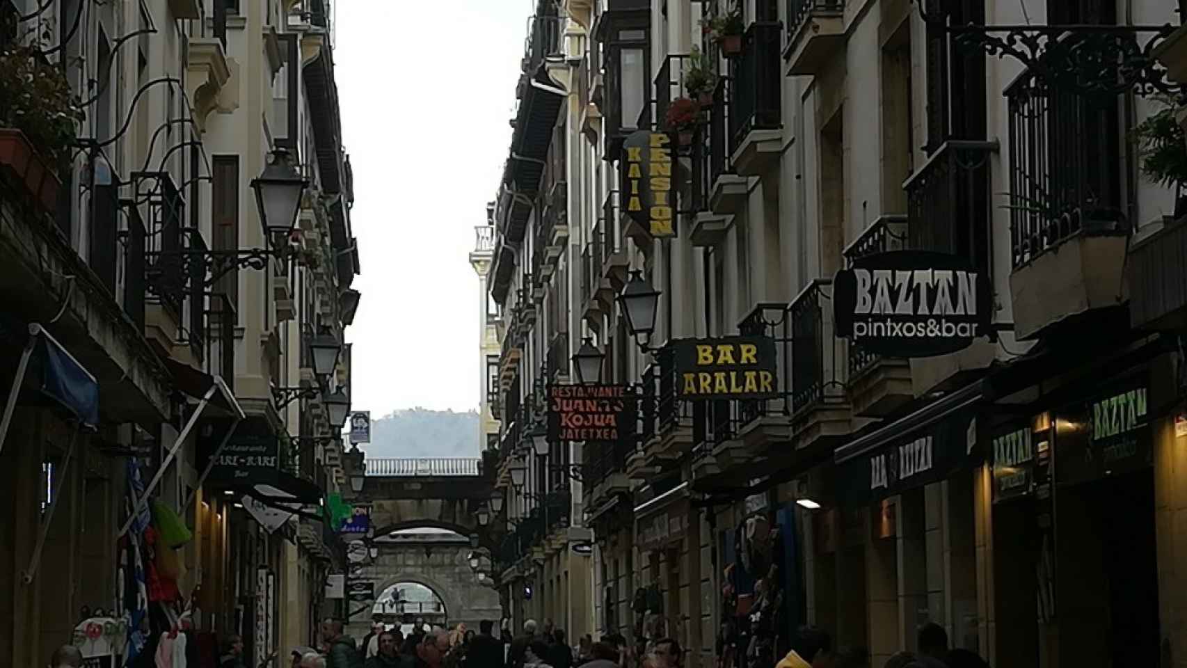 Rotulos de establecimientos en una calle de la Parte Vieja de San Sebastián.
