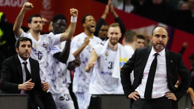 Chus Mateo y, de fondo, el banquillo del Real Madrid celebrando