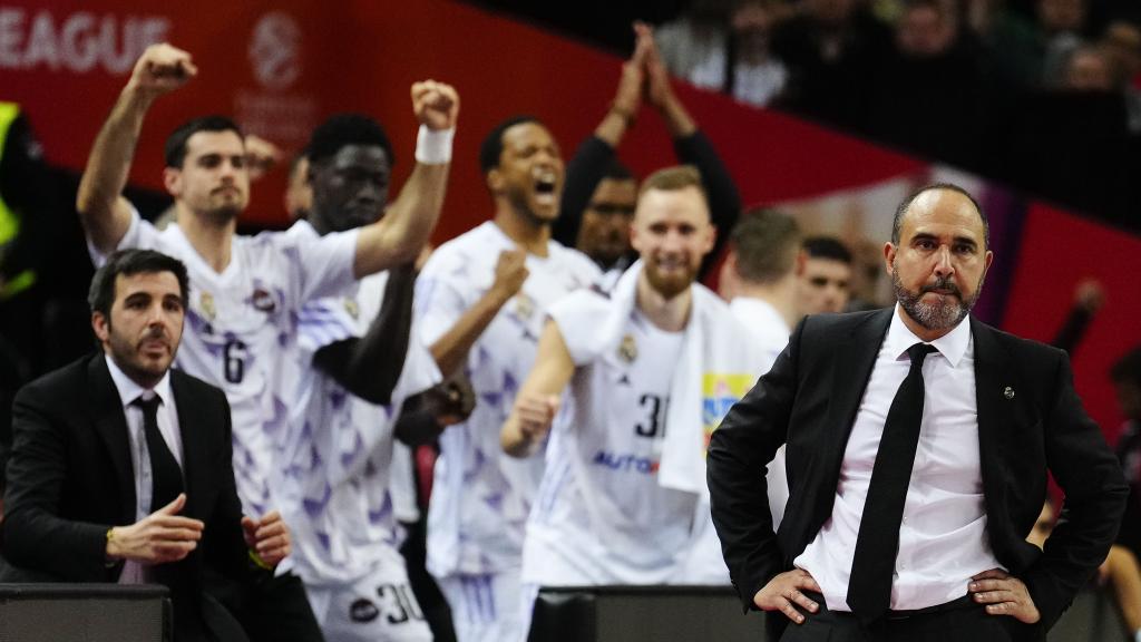 Chus Mateo y, de fondo, el banquillo del Real Madrid celebrando