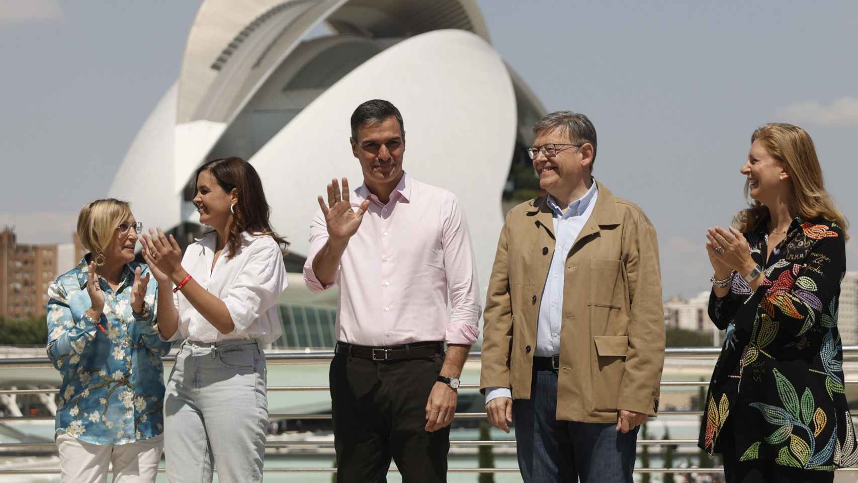 Las candidatas de las tres capitales de provincia junto a Puig y Sánchez.