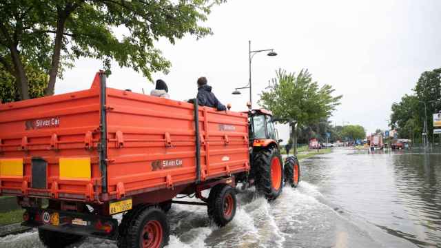 Un camión por las calles inundadas de Lugo (Italia).