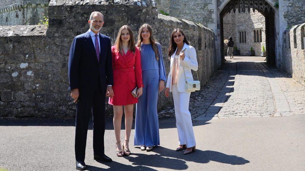 Felipe VI y Letizia junto a sus hijas, Leonor y Sofía, posando a las puertas del colegio de Gales, este sábado 20 de mayo.