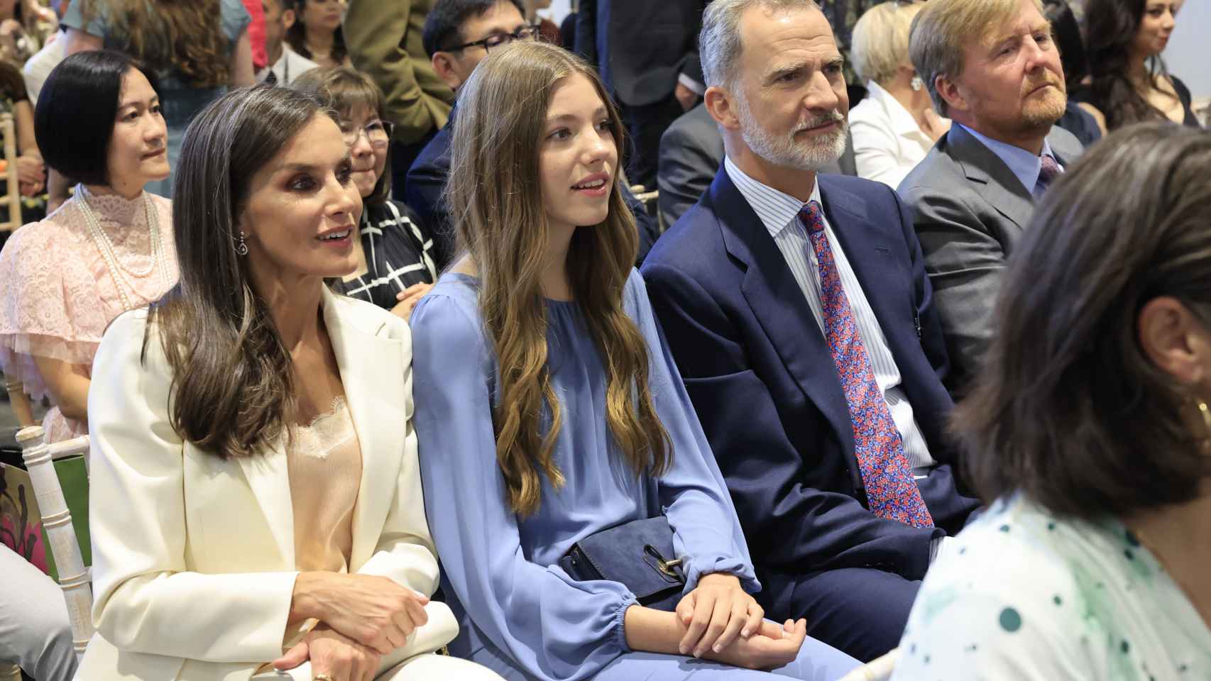 Los Reyes y la infanta Sofía junto al rey Guillermo Alejandro de Holanda, muy atentos al acto de graduación.