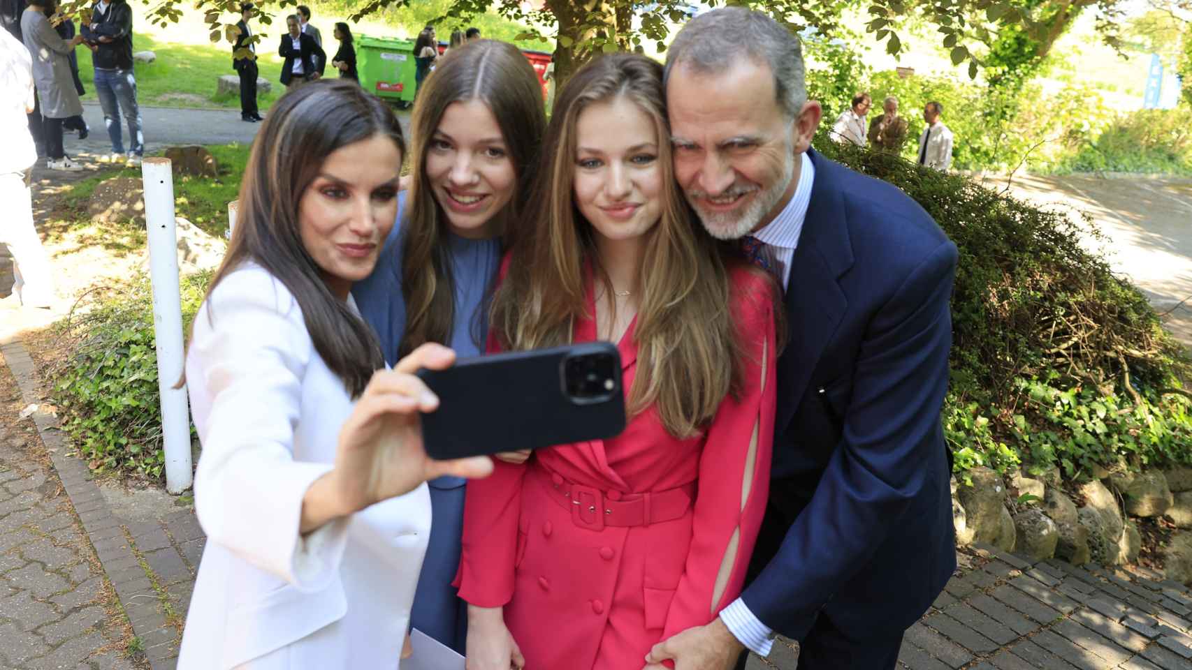 Otra imagen en la que los cuatro miembros de la Casa Real se toman un 'selfie'.