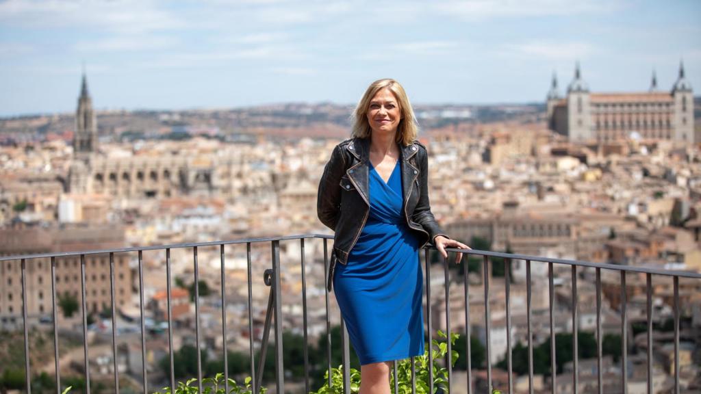 Carmen Picazo con la ciudad de Toledo al fondo.