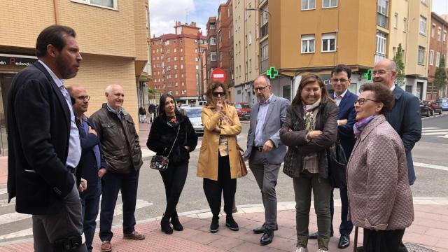 Óscar Puente en su visita al barrio de las Delicias