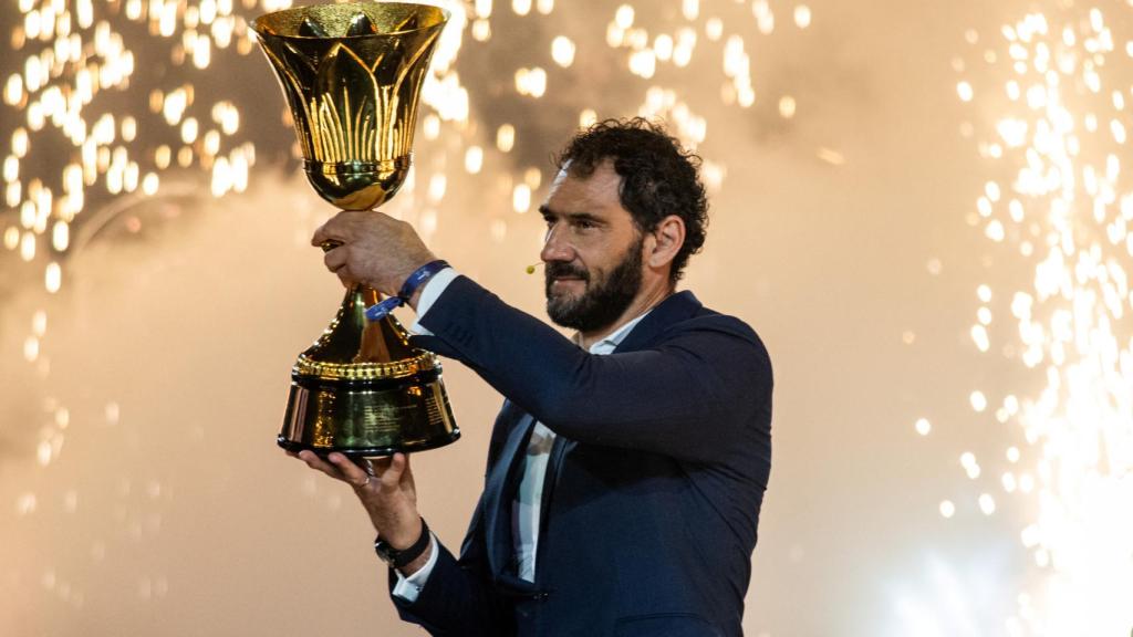 Jorge Garbajosa, con el trofeo del Mundial de baloncesto