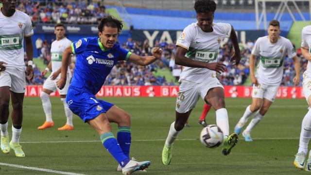 Enes Unal realiza un centro durante el Getafe - Elche.