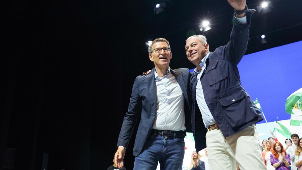 El presidente del Partido Popular, Alberto Núñez Feijóo, (i) junto al presidente del PP-A y el candidato a la alcaldía de Sevilla, José Luis Sanz, en una imagen de archivo.