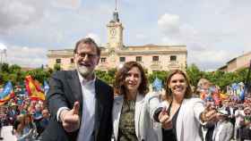La presidenta de la Comunidad de Madrid, Isabel Díaz Ayuso, el expresidente del Gobierno de España, Mariano Rajoy, y la candidata del PP a la Alcaldía, Judith Piquet.