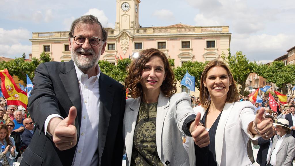 La presidenta de la Comunidad de Madrid, Isabel Díaz Ayuso, el expresidente del Gobierno de España, Mariano Rajoy, y la candidata del PP a la Alcaldía, Judith Piquet.