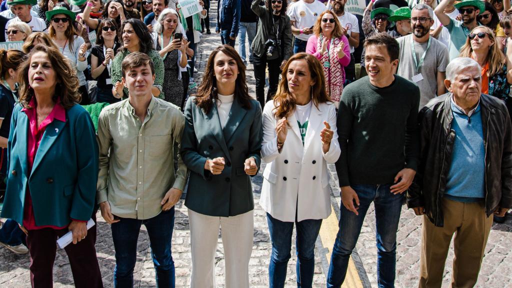 En el centro, las dos candidatas de Más Madrid, Mónica García y Rita Maestre, y el líder de Más País, Íñigo Errejón, en la Plaza Mayor.