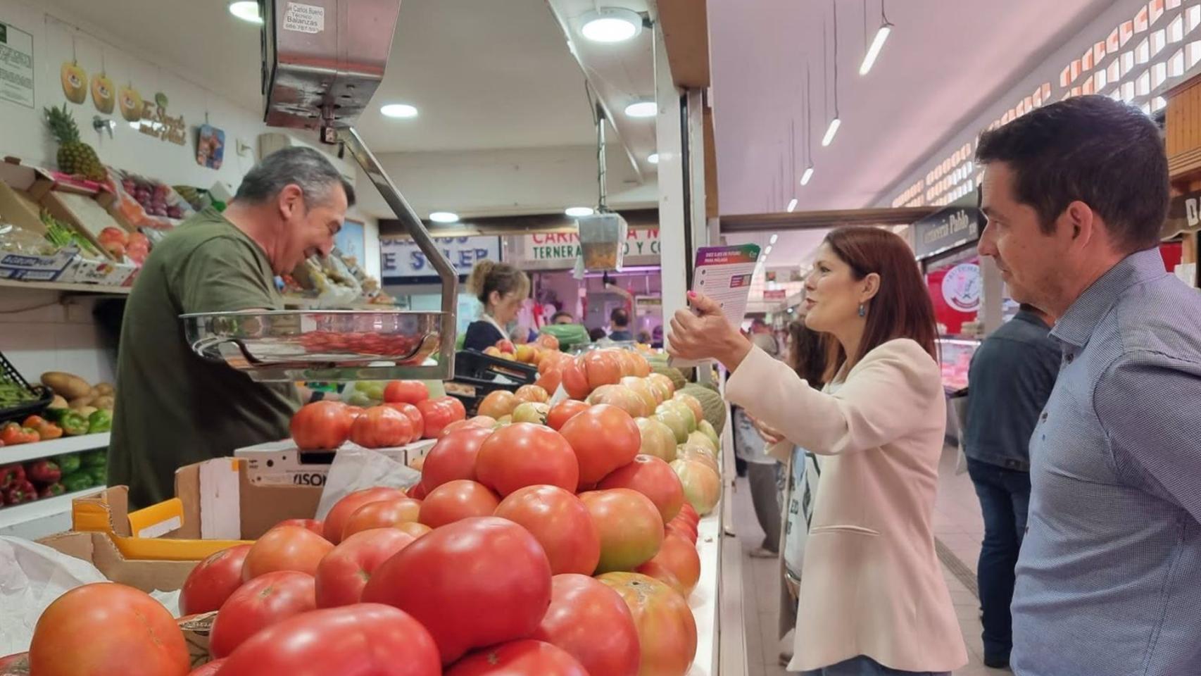 Noelia Losada, candidata de CS a la Alcaldía de Málaga, en una visita al mercado de Huelin.