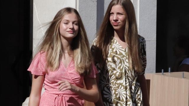 La princesa Leonor y la infanta Sofía disfrutando de un paseo por el centro de Palma de Mallorca. Foto: Europa Press.