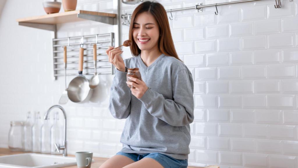 Mujer disfrutando de un postre de chocolate.