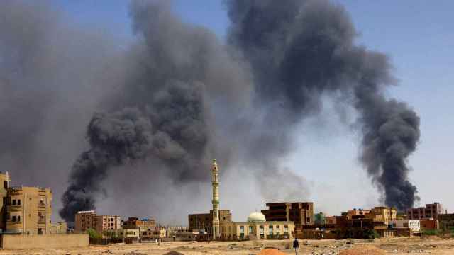 Foto de archivo después de un bombardeo aéreo en Jartum Norte