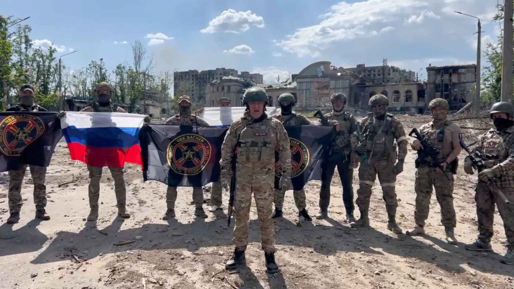Imagen de un video publicado el 20 de mayo de 2023 por Yevgeny Prigozhin, fundador del grupo Wagner, junto a sus combatientes en Bakhmut.