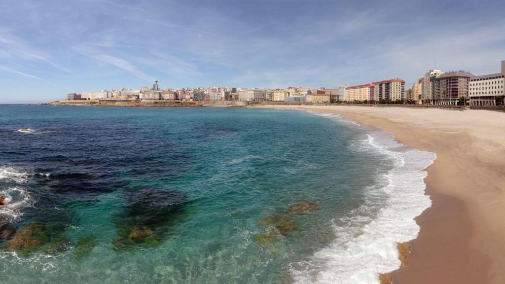 A Coruña aprueba en trabajo, deporte y cultura,  suspende en seguridad, limpieza, tráfico y vivienda