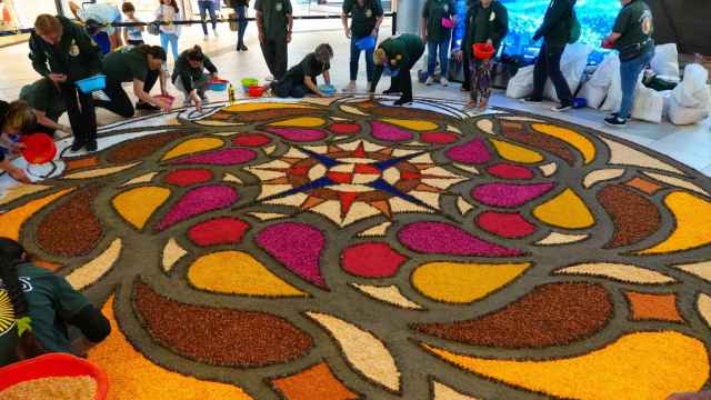 Alfombra del Corpus de Ponteareas en el centro comercial Vialia de Vigo.