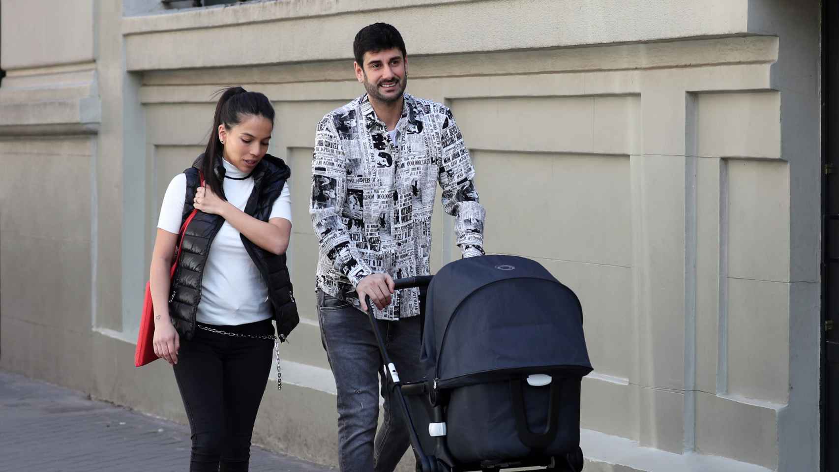 La cantante y su mujer paseando por las calles de Madrid, en febrero de 2019.