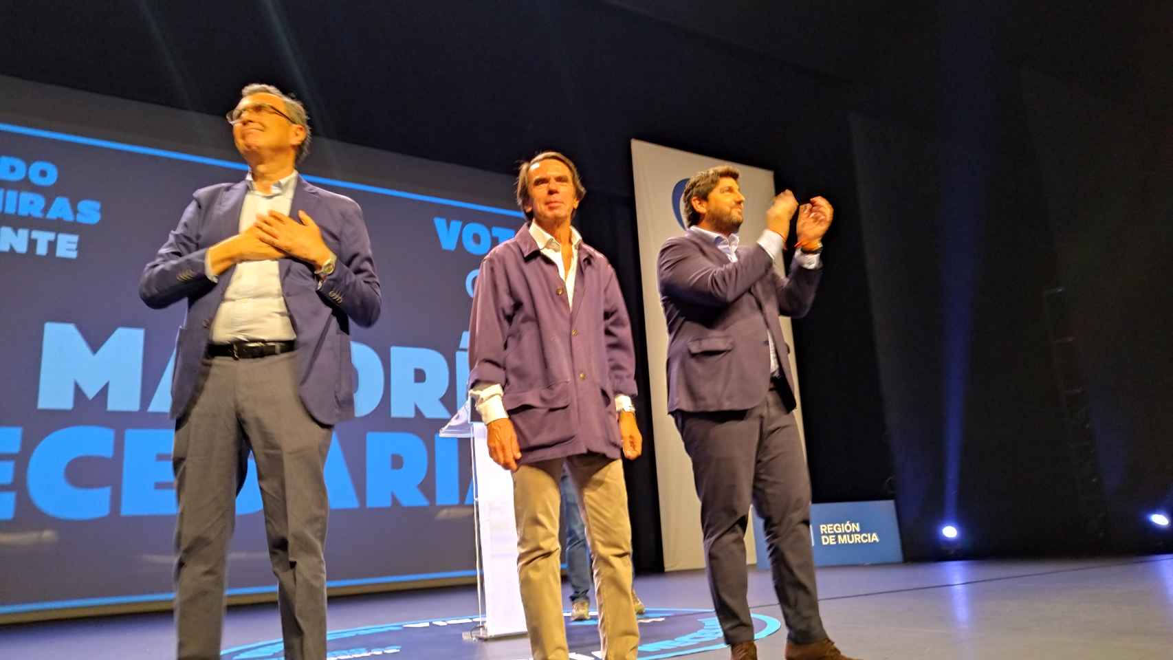 El candidato al Ayuntamiento de Murcia, José Ballesta, el expresidente del Gobierno, José María Aznar, y el candidato autonómico del PP, Fernando López Miras, este domingo, en el Teatro Circo.